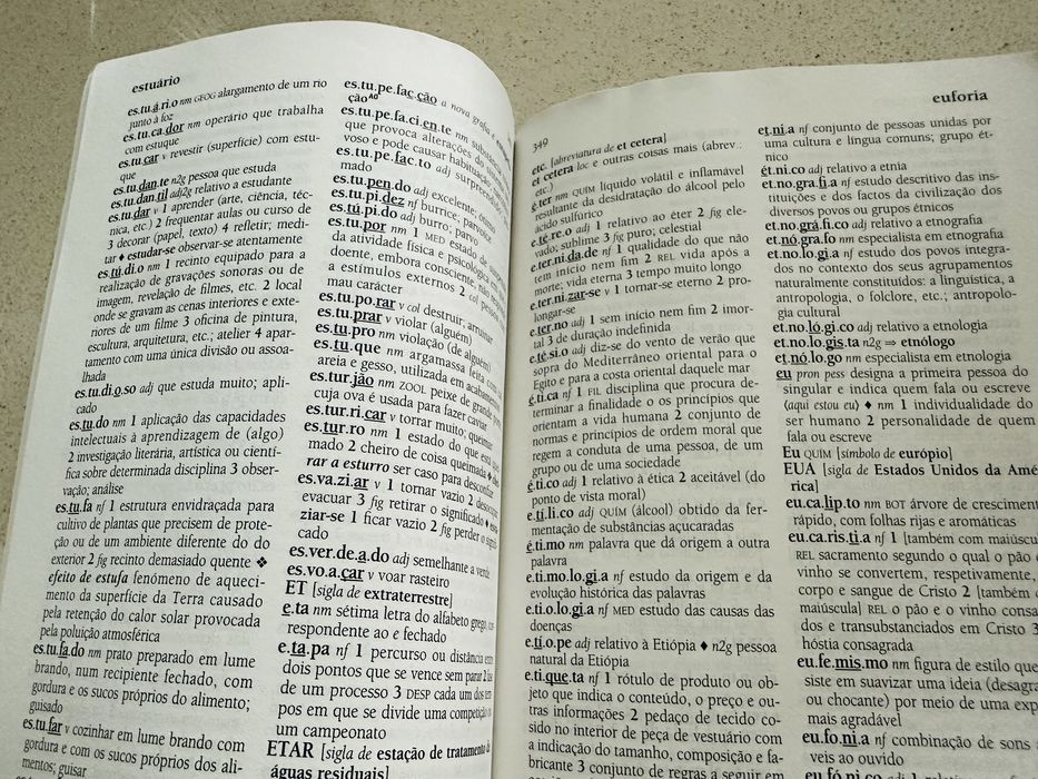 Dicionário da Língua Portuguesa Porto Editora “superleve”