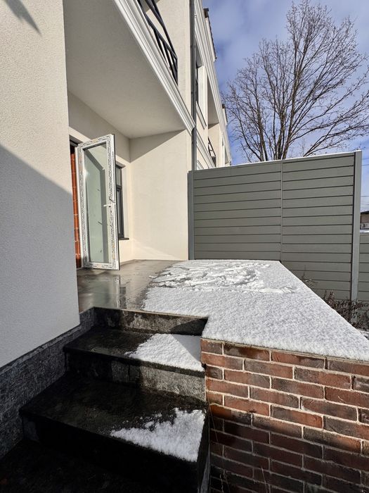 Таунхаус з закритою територією