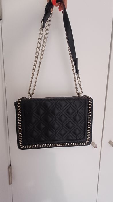 Mala preta com corrente (primark)