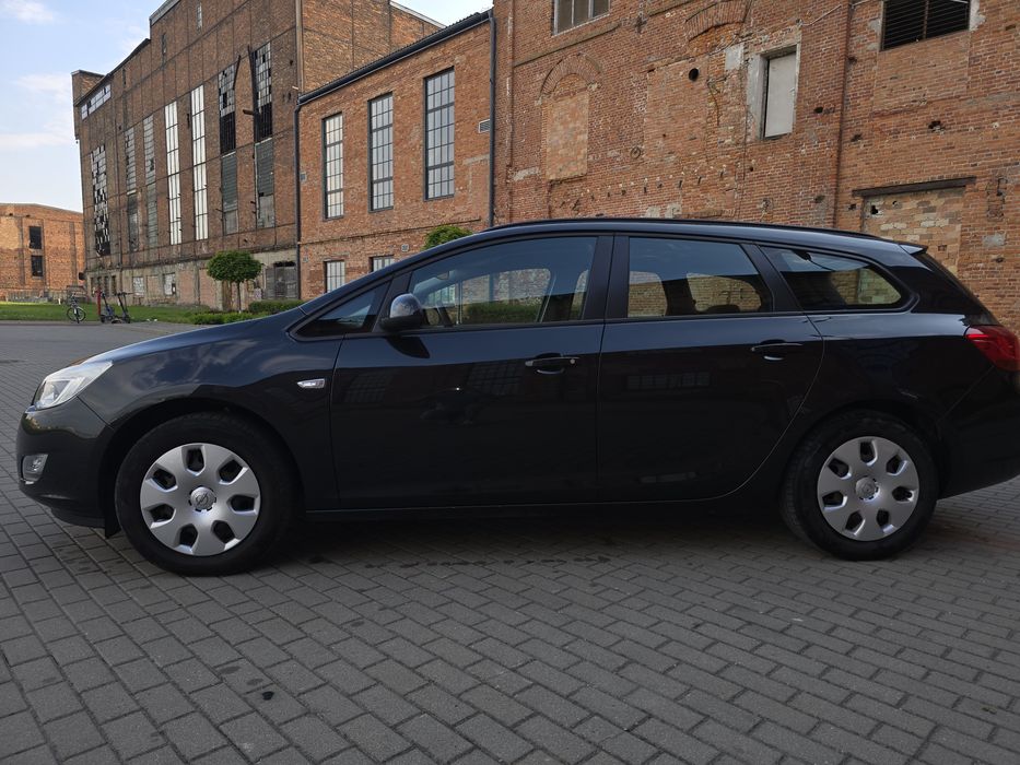 Opel Astra J 1.4 turbo 2011 rok kombi