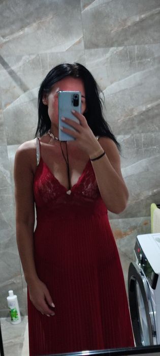 Piękna wieczorowa sukienka plisowana