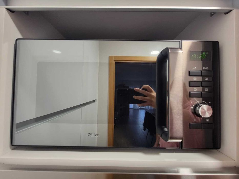 Micro-ondas Qilive com Grill e Porta Espelhada (Como Novo)