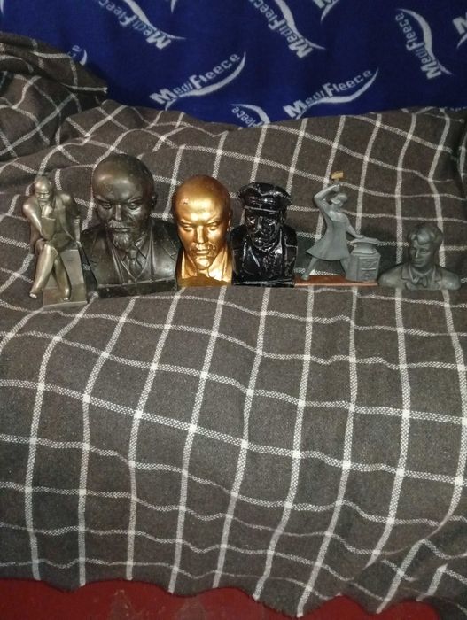 Лот 3 бюста Ленина, бюст Есенина, статуи Ленина и молотоборца