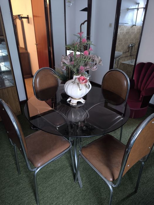 Mesa com tampo de vidro + 4 cadeiras