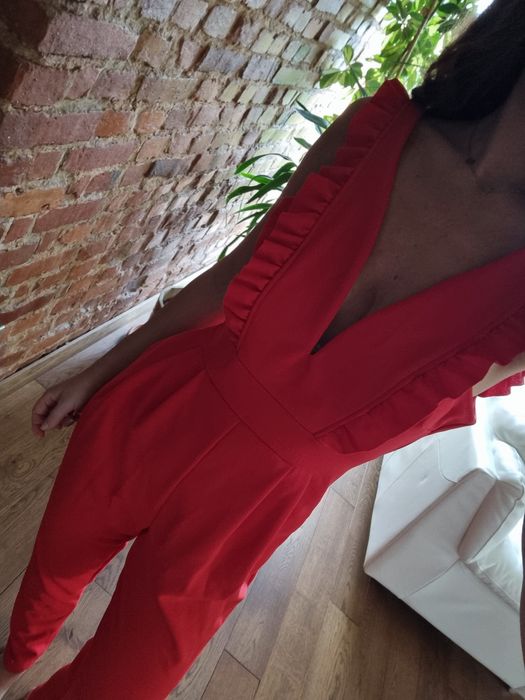 Nowy czerwony sexy kombinezon na ramiączkach z dekoltem WalG r. S