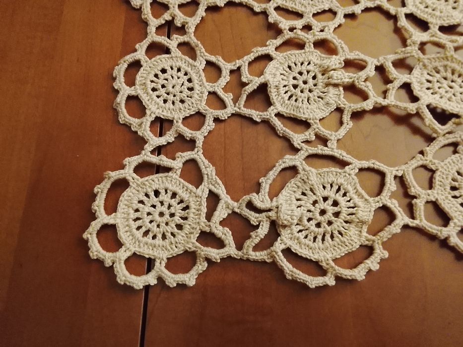 Naperon beje em renda feita á mão