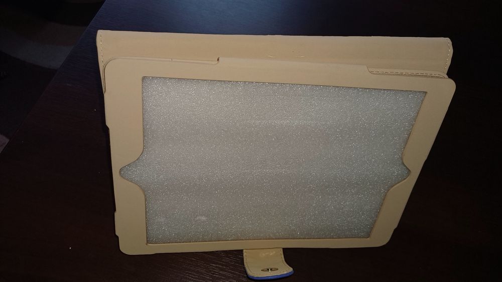 Beżowe etui na tablet obrotowe