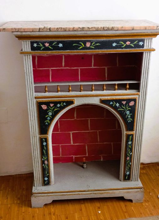 Lareira decorativa com tampo de mármore