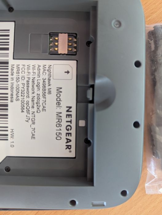 Кишеньковий роутер Netgear M6 MR6150NAS