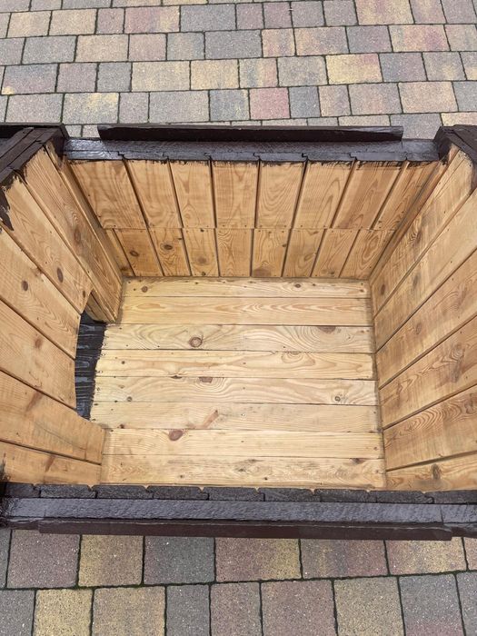 Drewniana buda z przedsionkiem, ocieplona