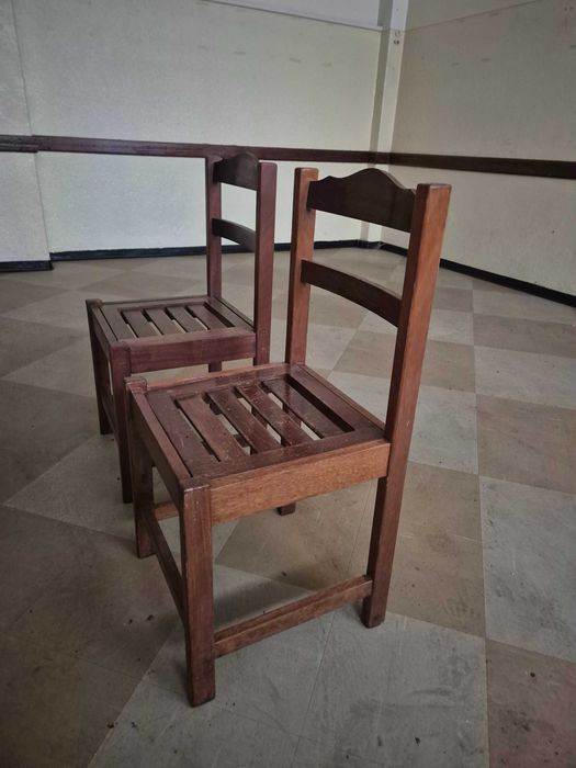 50 cadeiras em madeira maciça