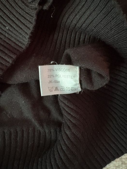 Czarny na guziki dopasowany sweterek