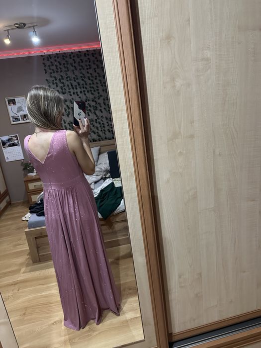 Różowa brokatowa sukienka