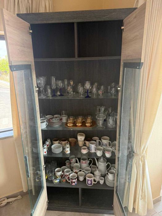 Cristaleira em MDF, com prateleiras em vidro