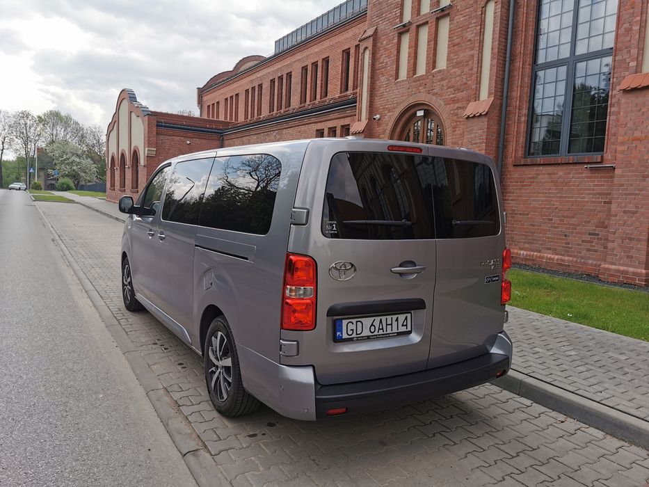 Wynajem busa Śląskie – Toyota Proace Verso LONG 9 osób | Katowice  2026r. Automat