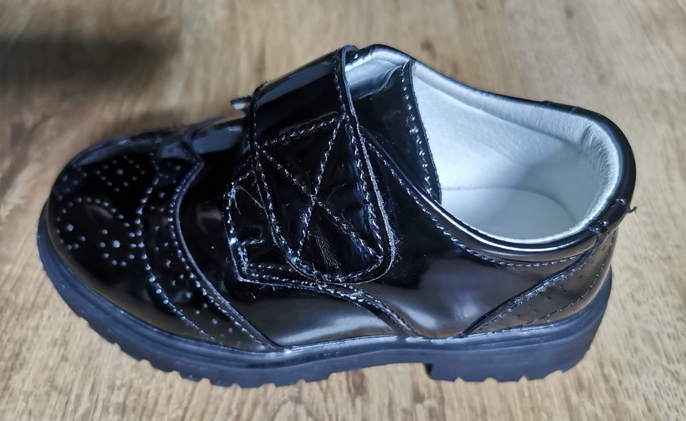 NOWE Buty lakierowane dla człopca czy dziewczynki, rozmiar 25