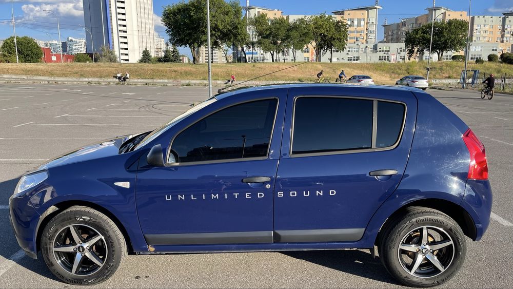 Автомобіль Dacia Sandero