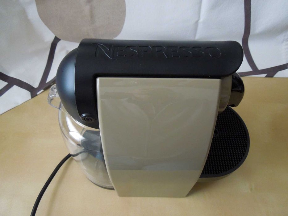Máquina Nespresso Essenza Krups - como nova, quase sem uso