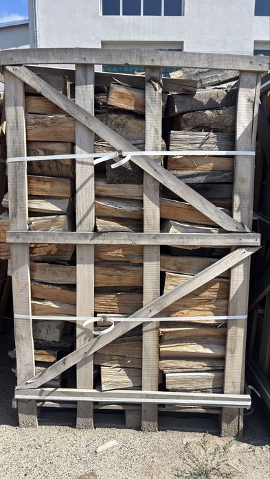 Дрова в ящику твердих порід колоті рубані