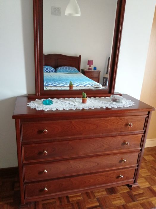 Mobília de quarto: cama casal, cómoda e mesas de cabeceira