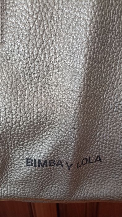 Mala Bimba y Lola em pele prateada