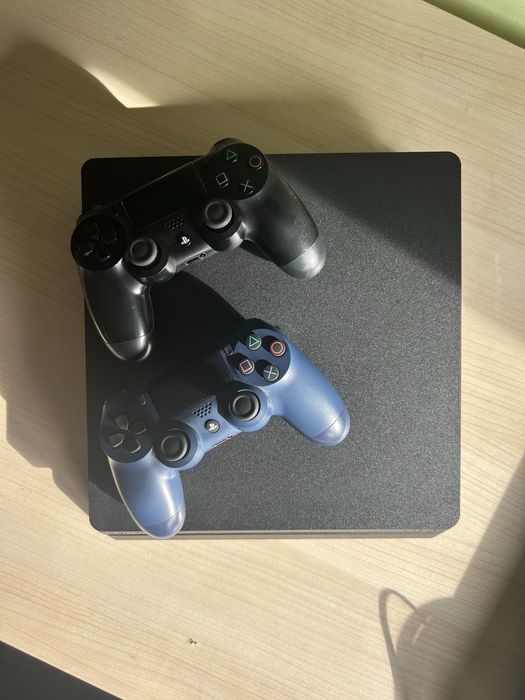 Ps4 Slim 1TB com 2 comandos e The Last of Us (remastered)