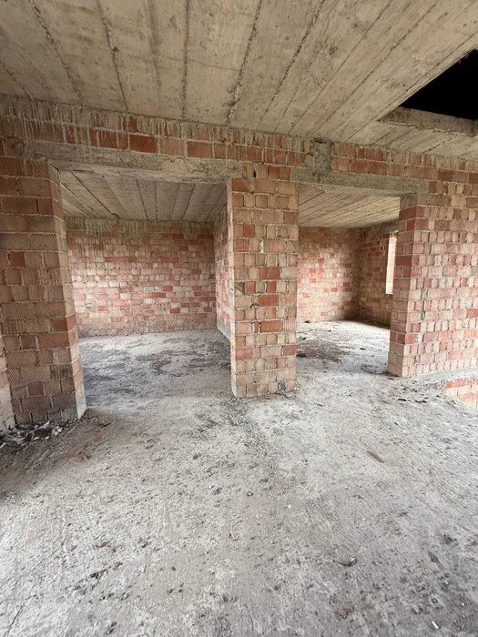 Продаж недобудованого будинку в Остриці