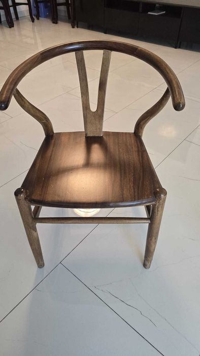 Conjunto Exclusivo: Mesa de Madeira Maciça com Bordas Naturais + 12 Cadeiras Wishbone