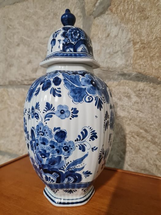 Waza z porcelany sygnowany Delft