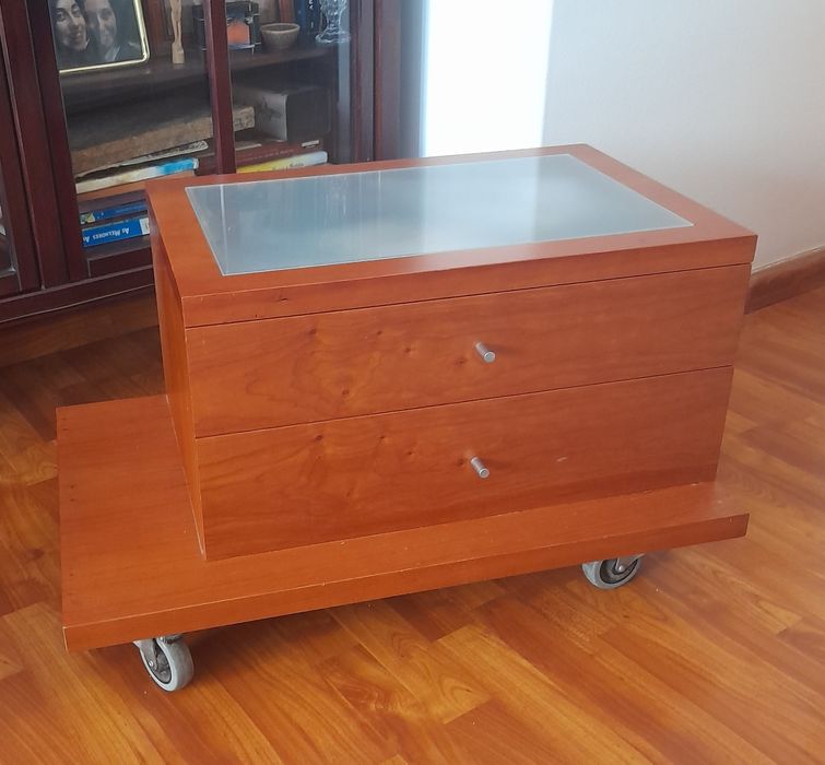 Mesa em madeira, com rodízios.