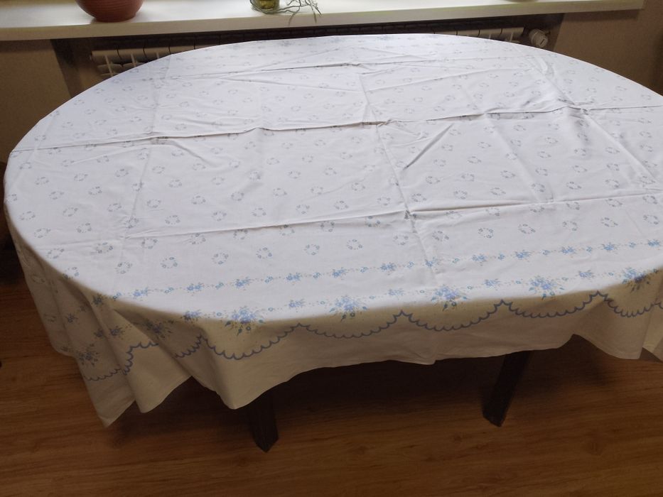 Obrus biały w niebieskie wzory 133x200 cm