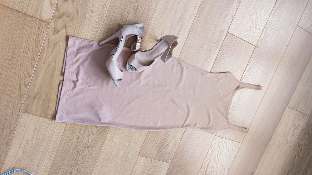 Sukienka dopasowana midi nude beżowa Zara 36/S basic casual