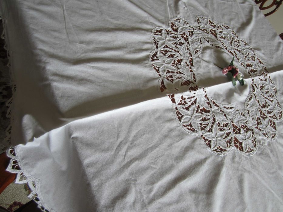 Lindíssima Toalha Antiga Bordada a rechilieux Único