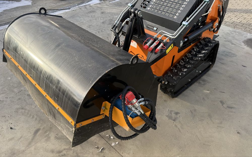 HIT sprzedazy mini mikro ładowarka multi narzędzie gasienicowa skid steer dostepne od reki