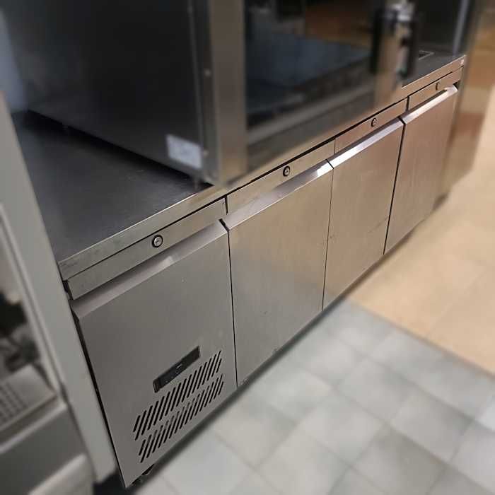 Bancada refrigerada com 3 portas e tampo com abertura para 2 GN 1/164284032505474123