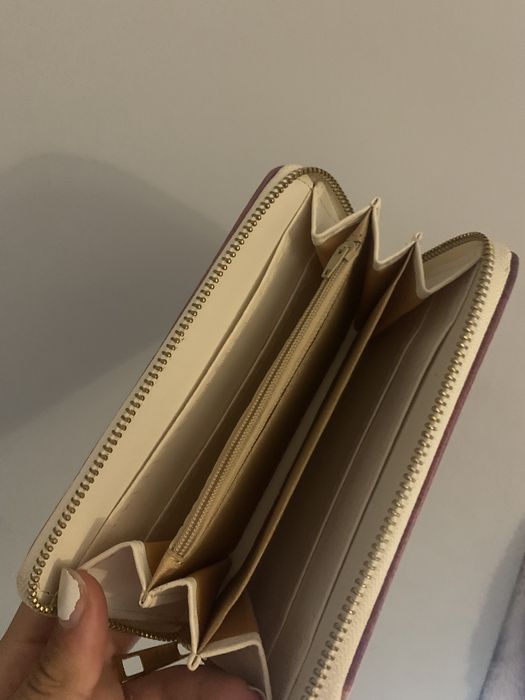 Carteira com imensos compartimentos! Só entregas pessoalmente