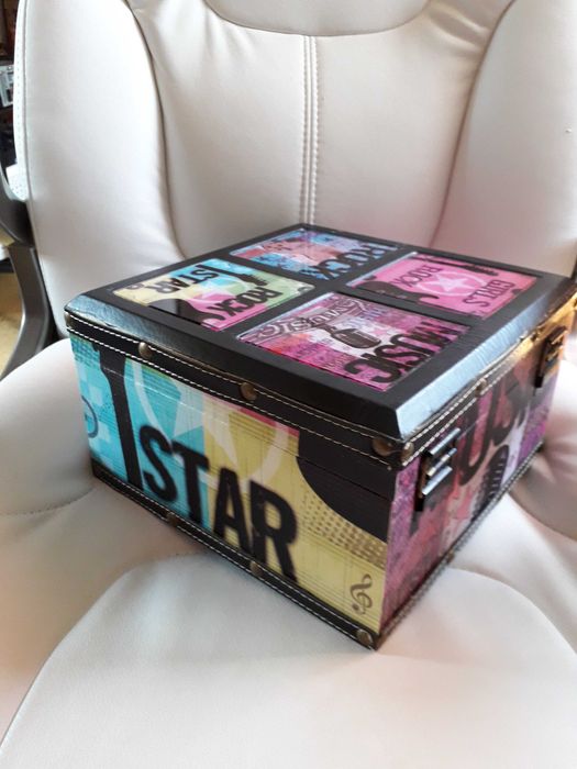 Caixa  madeir forrada a tela e couro ROCK STAR GIRLS MUSIC usada/Nova