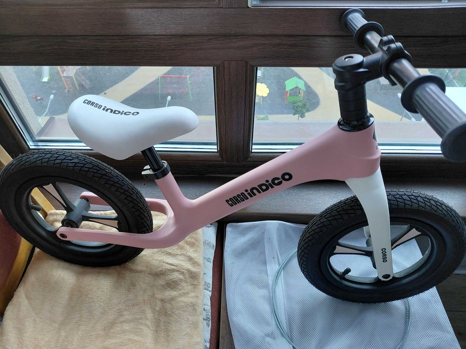 Біговел Indigo нейлонова рама гумові колеса 12 рожевий D-2635 Corso