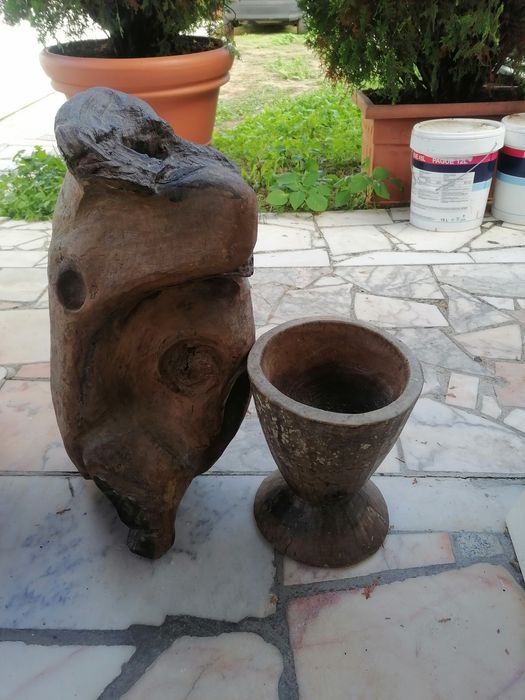 Almofariz de madeira e peça de madeira