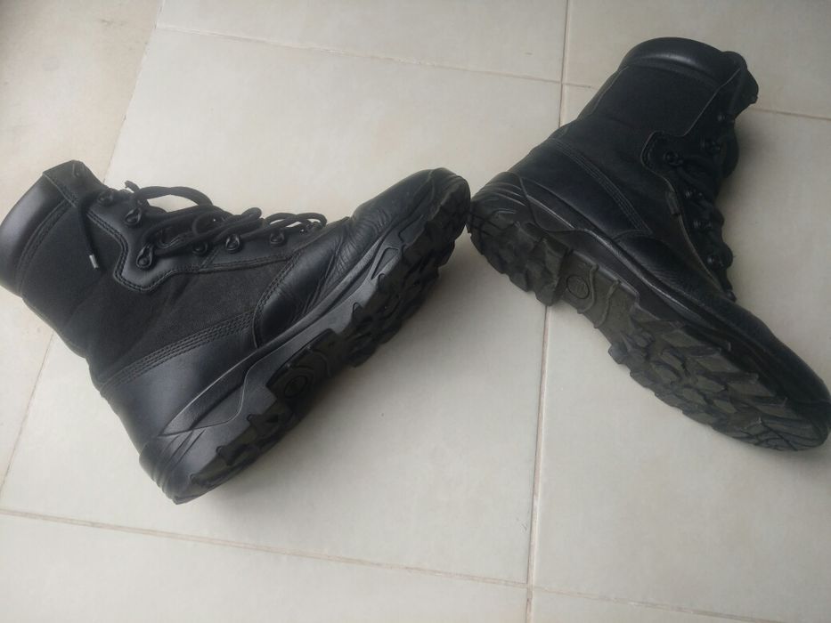 Bota preta de combate em GORETEX