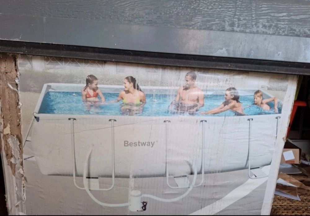 Piscina tubular e escada