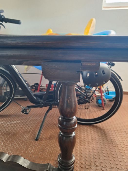 Mesa em castanho maciço. Pode estar fechada e servir de aparador.0,60