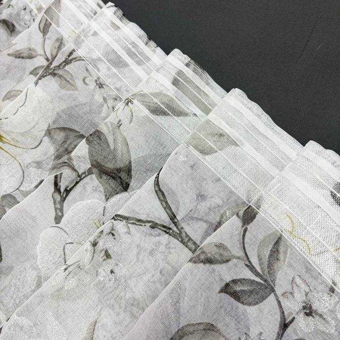 Біло-сірий тюль Magnolia з квітковим принтом готовий на тасьмі 150–600 см (YH85-41)