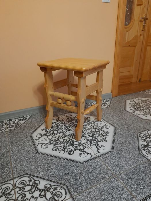 Продам дерев'яні стільці (табуретки)