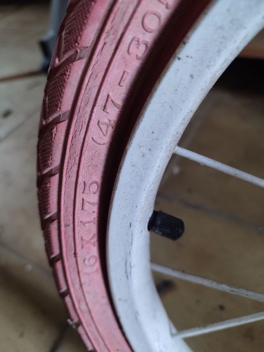 2 por preço uma Bicicleta criança pequena precisa limpeza encher pneu