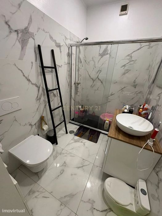 Apartamento T2 Renovado na Venda Nova – Zona Calma e Bem Localizada
