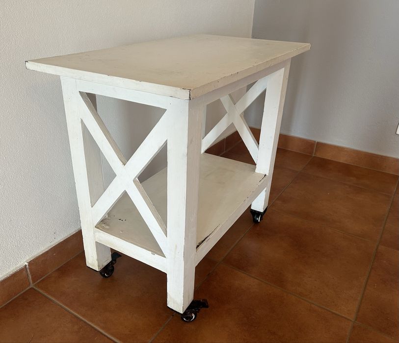 Mesa em madeira maciça com rodas para restaurar