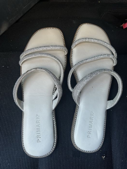 Klapki ze zdobieniem