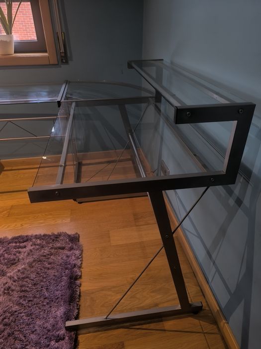 Mesa de escritório com tampo em vidro