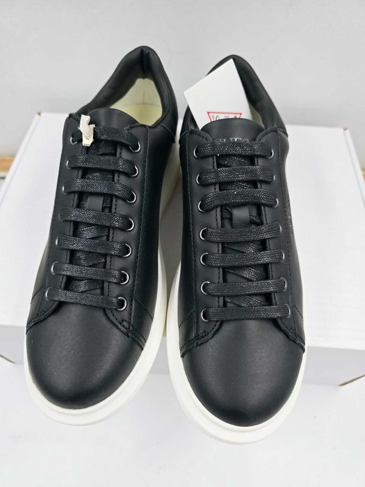 Sneakersy skórzane lekkie UNISEX  GUESS  czarne R.43 GU74A